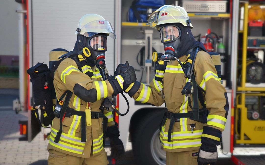 Dinas Damkar Bangka Tengah Bersihkan Tumpahan Oli di Jalan Protokol