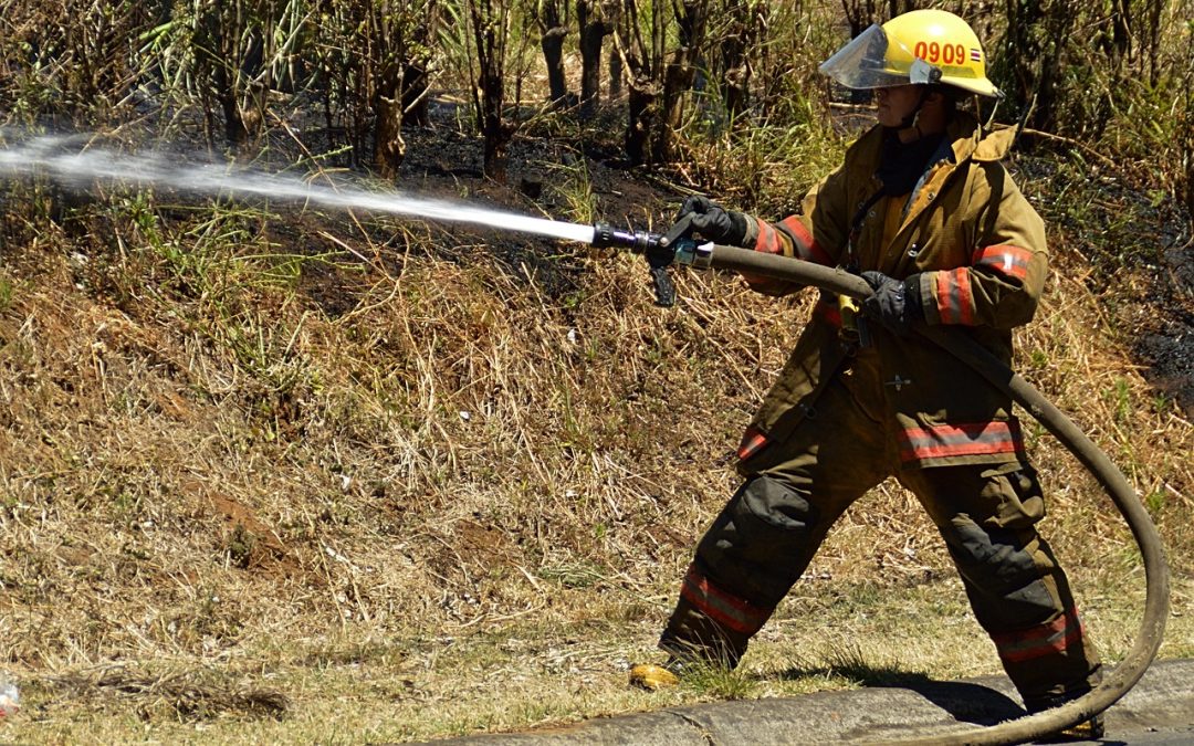 Dinas Damkar Bangka Tengah Padamkan Kebakaran di Lapangan